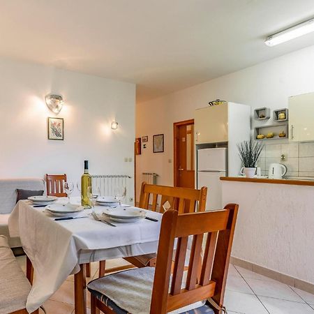 2 Bedroom Stunning Apartment In Rovinj Exterior foto
