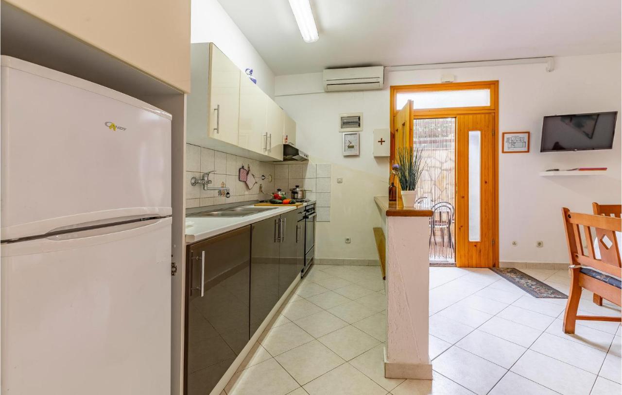 2 Bedroom Stunning Apartment In Rovinj Exterior foto