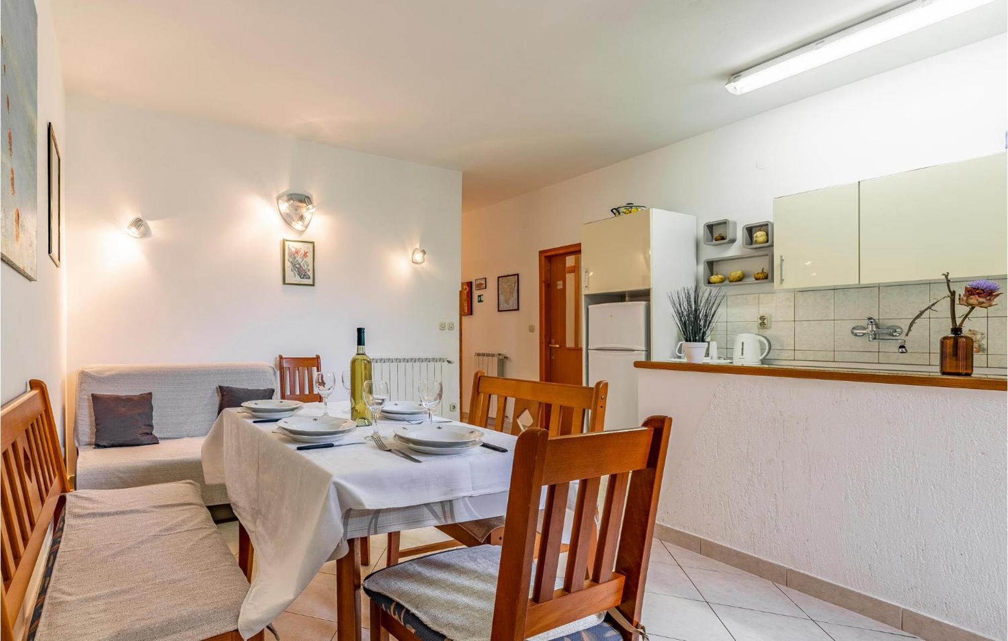 2 Bedroom Stunning Apartment In Rovinj Exterior foto